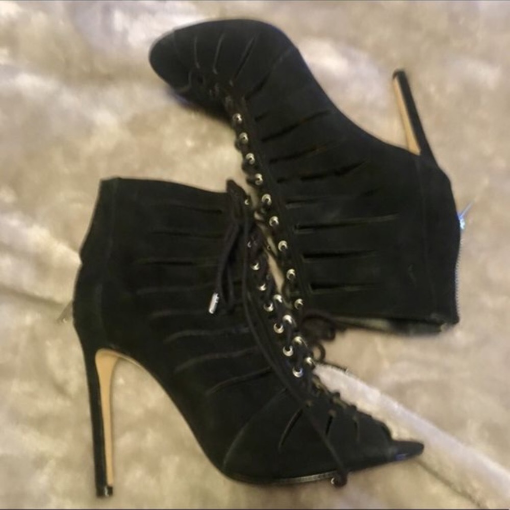 - BN Steve Madden Suede Lace Up Ankle Boots